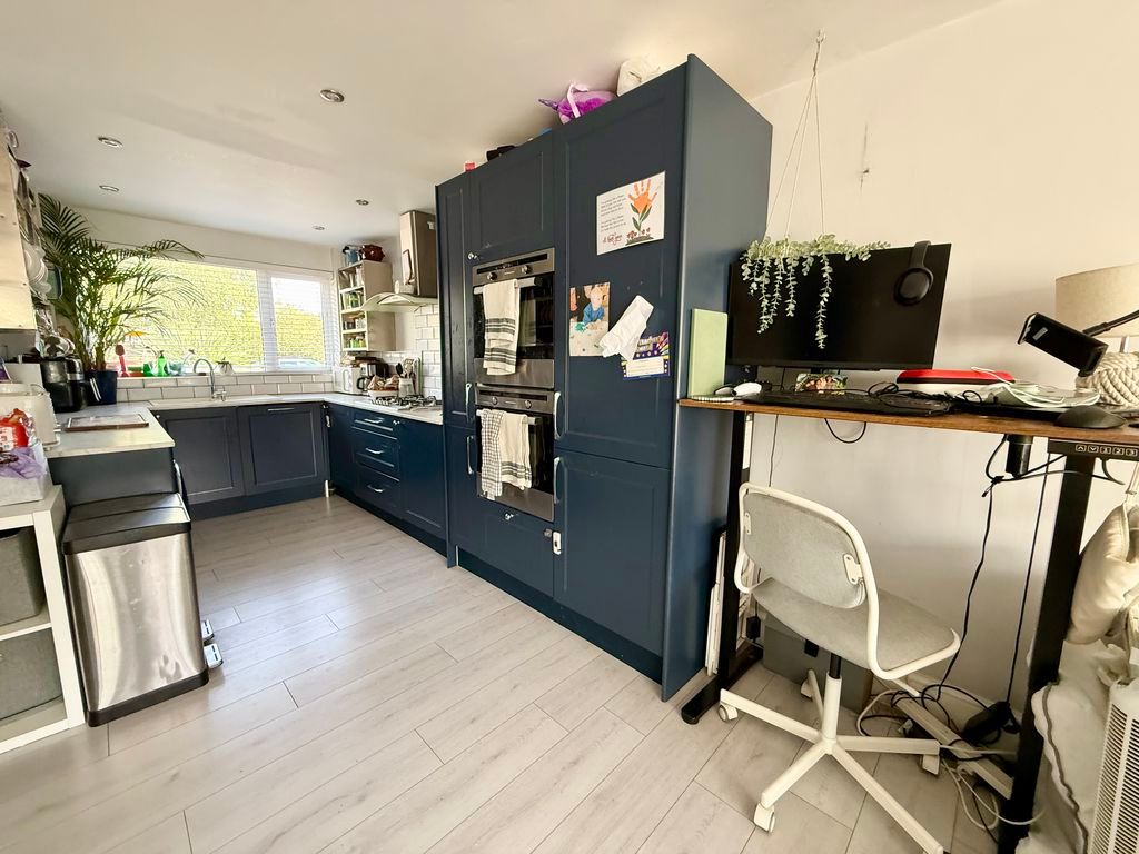 Property photo 3 of 17 Kitchen