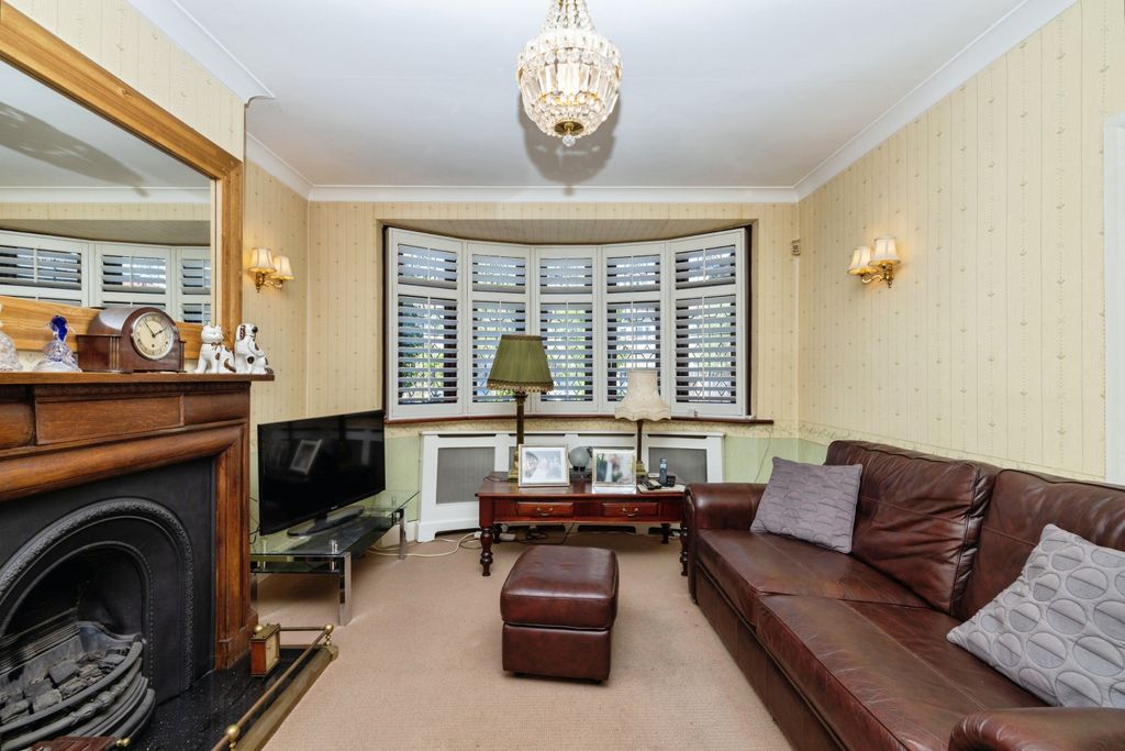 Property photo 3 of 19 Lounge