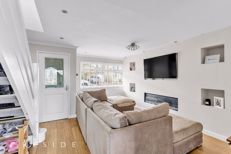 Property photo 3 of 17 Lounge