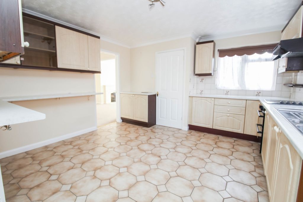 Property photo 3 of 12 Kitchen