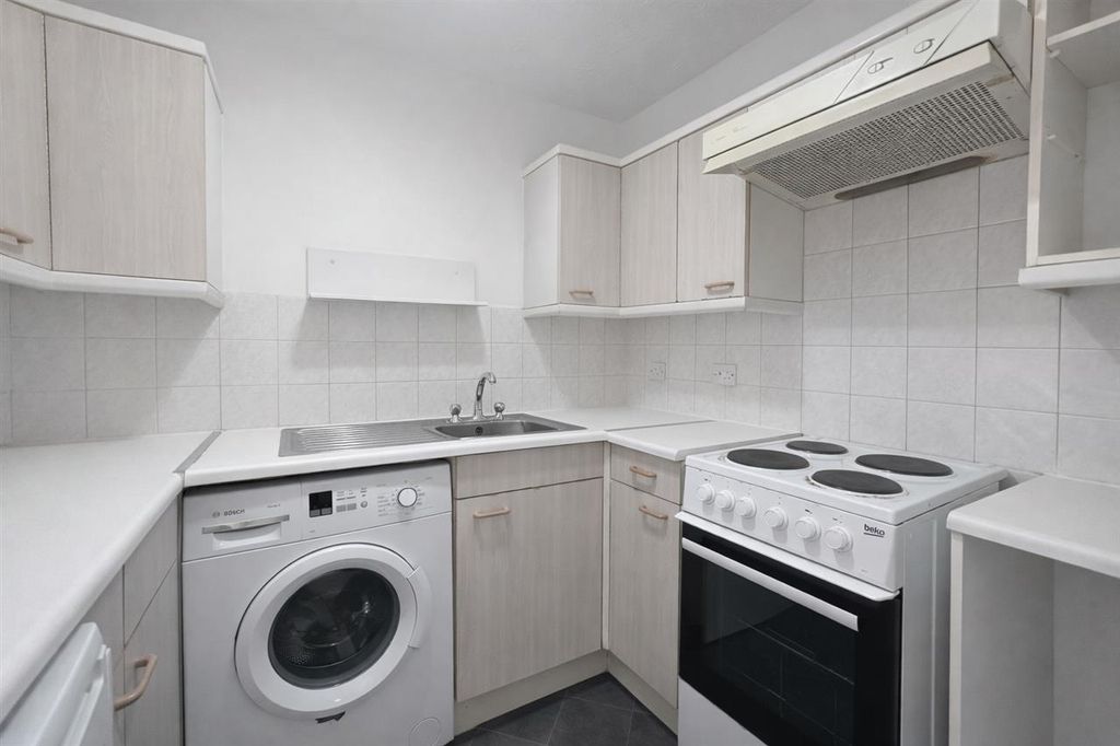 Property photo 3 of 6 Kitchen