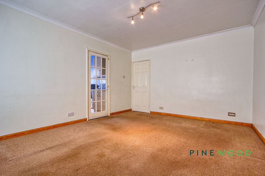 Property photo 3 of 14 Lounge
