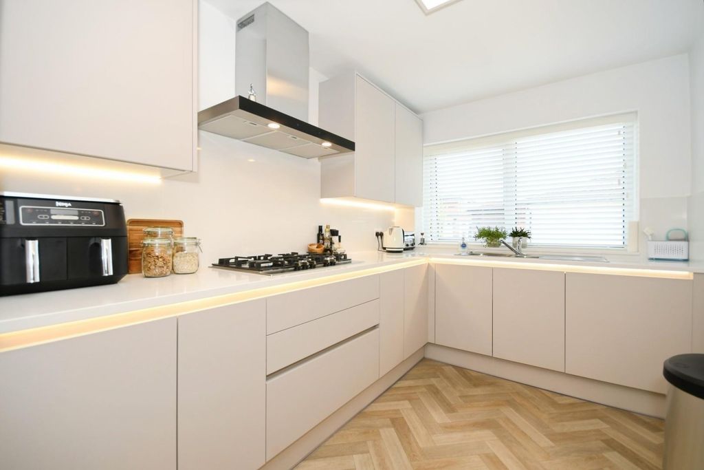 Property photo 3 of 16 Kitchen 02.Jpg