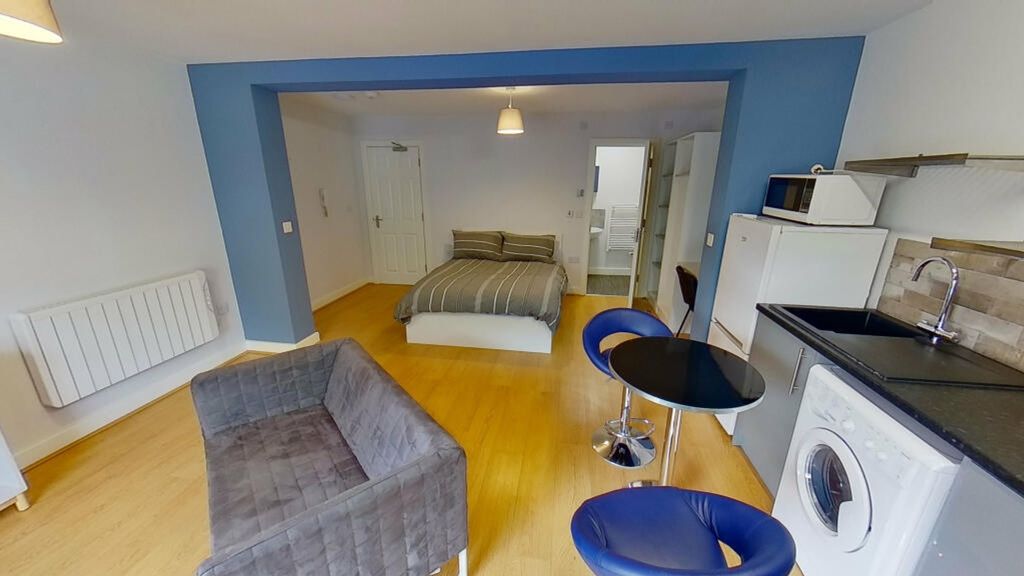 Property photo 3 of 4 This Modern Double Bedroom Offers A Spacious Layou...