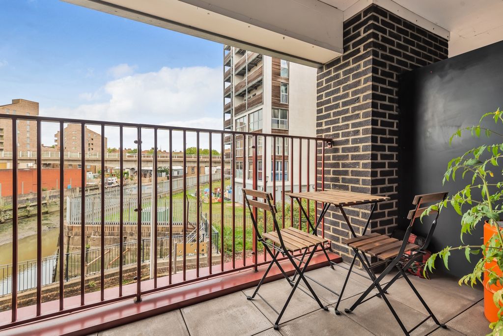 Property photo 2 of 8 Balcony