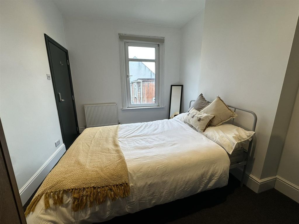 Property photo 3 of 8 Room 3