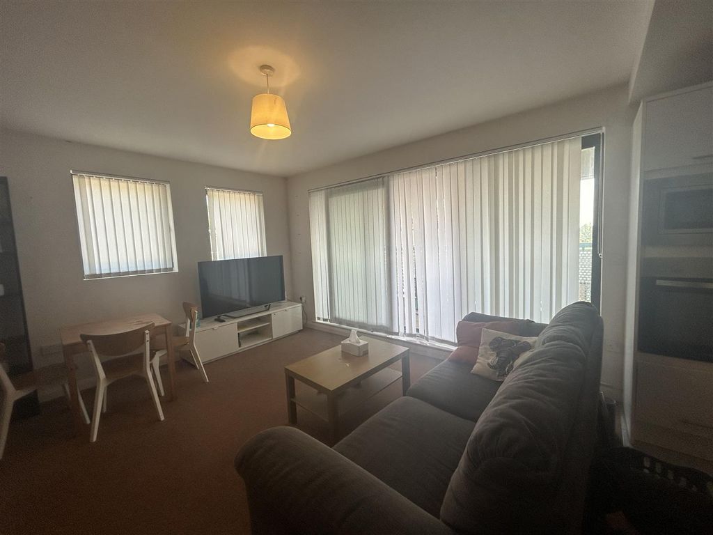 Property photo 3 of 8 Lounge.Jpg