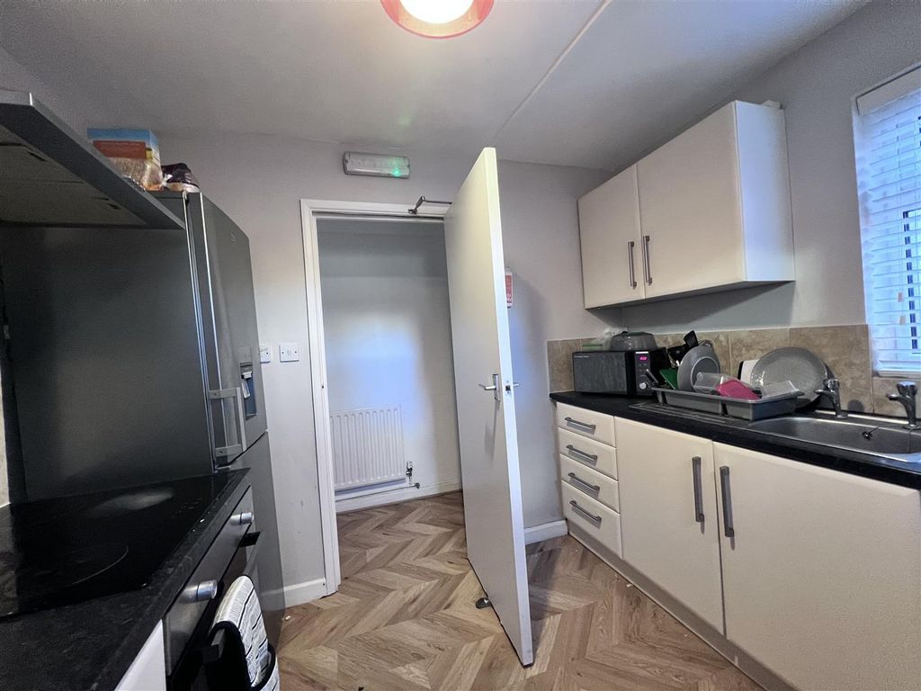 Property photo 3 of 10 Kitchen