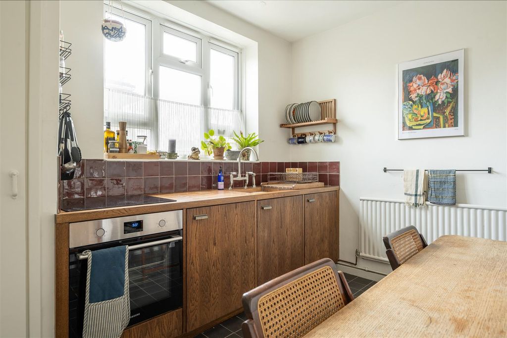 Property photo 2 of 24 Chatsworth Estate, E5