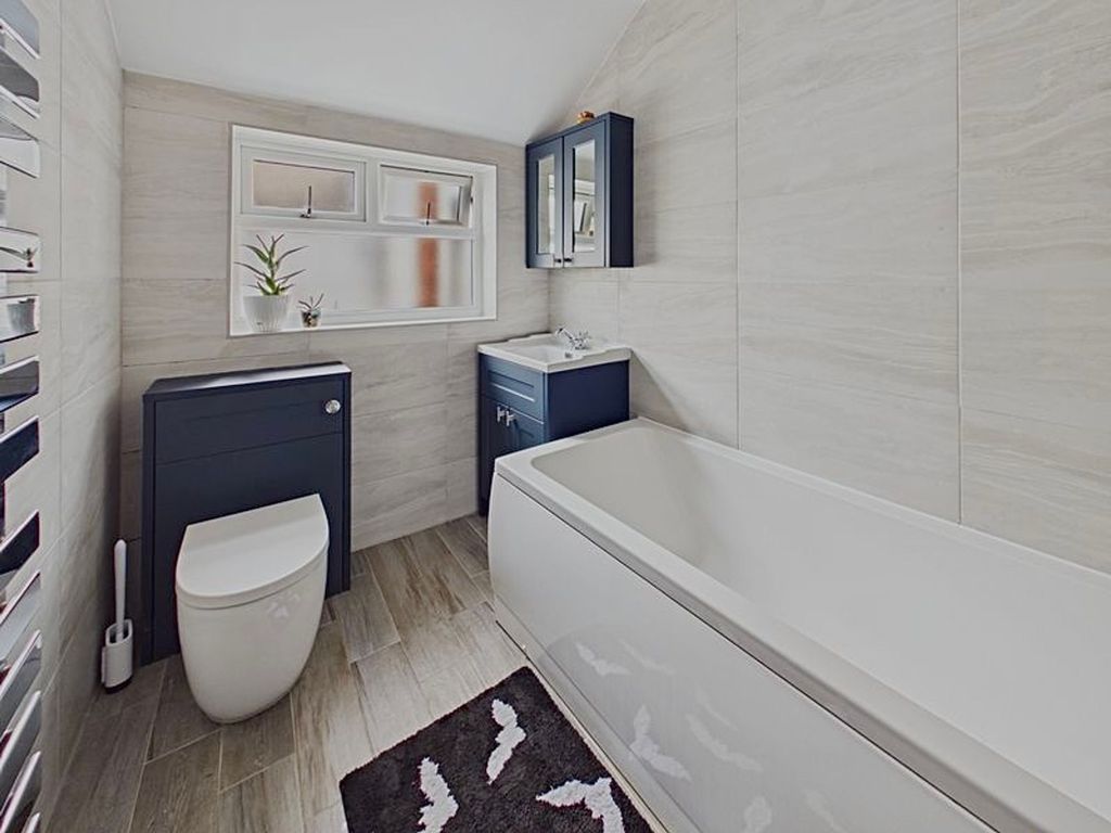 Property photo 3 of 14 Bathroom