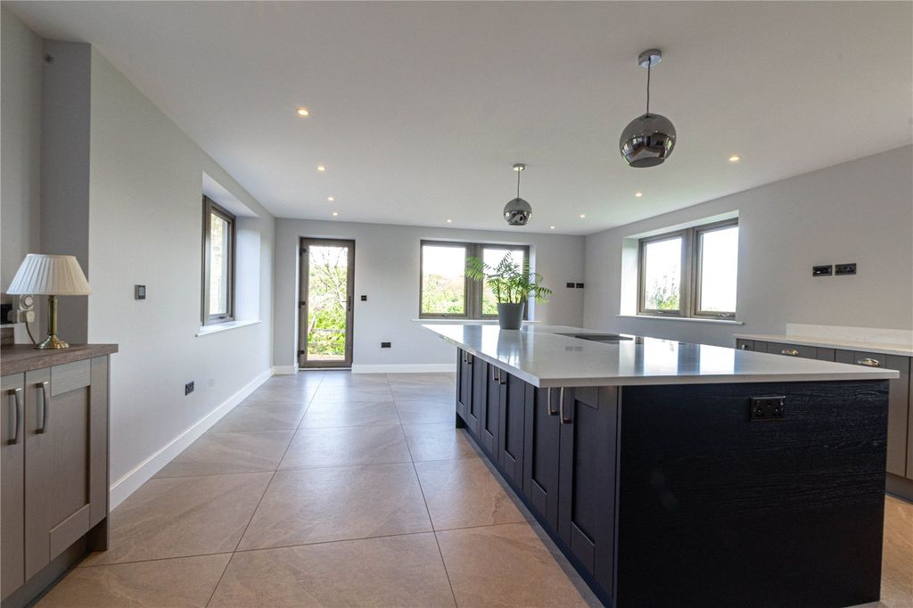 Property photo 3 of 40 Kitchen