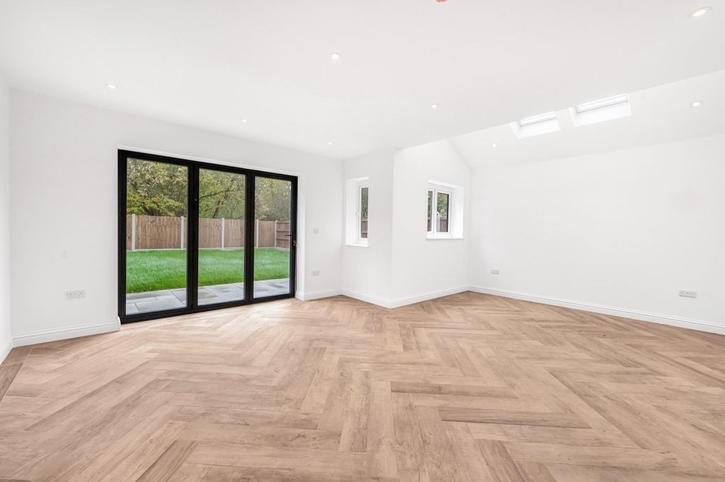 Property photo 2 of 18 Lounge/Dining Room