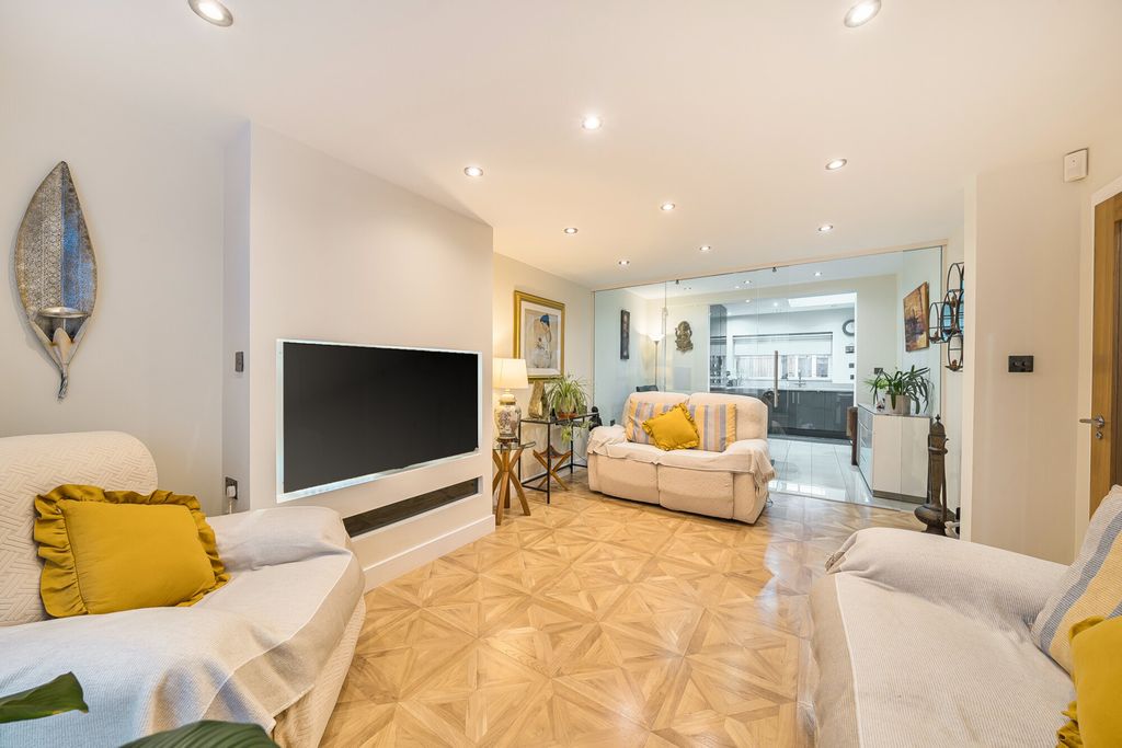 Property photo 2 of 22 1388718-22-693c0F...