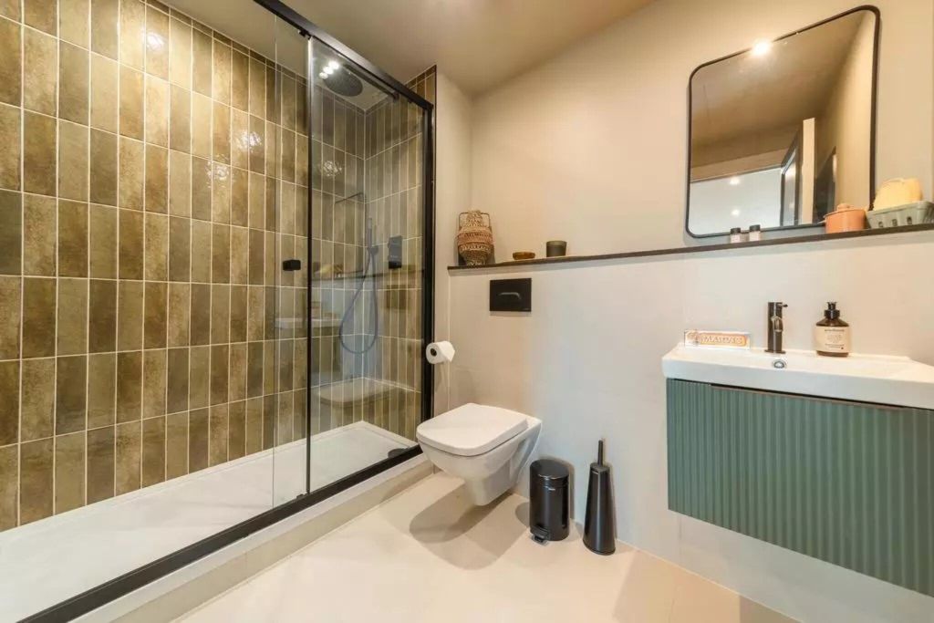 Property photo 3 of 19 Bathroom