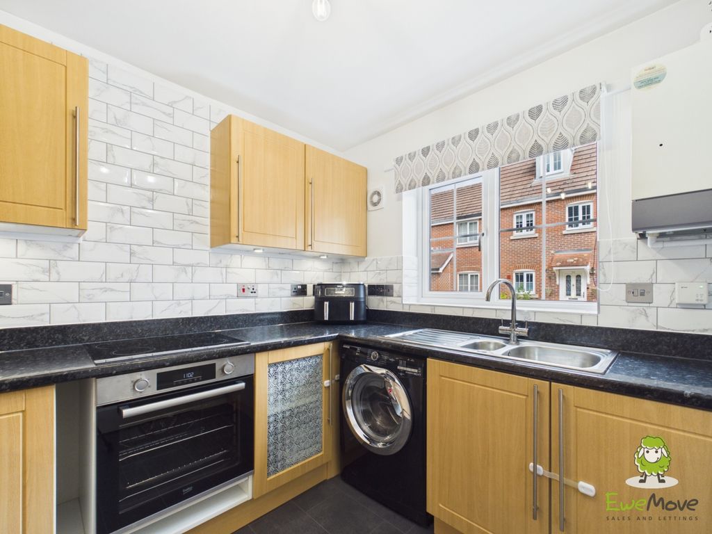 Property photo 3 of 19 Ewemove Estate Agents Basingstoke - Elvetham Rise
