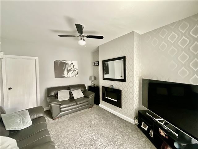 Property photo 3 of 20 Lounge