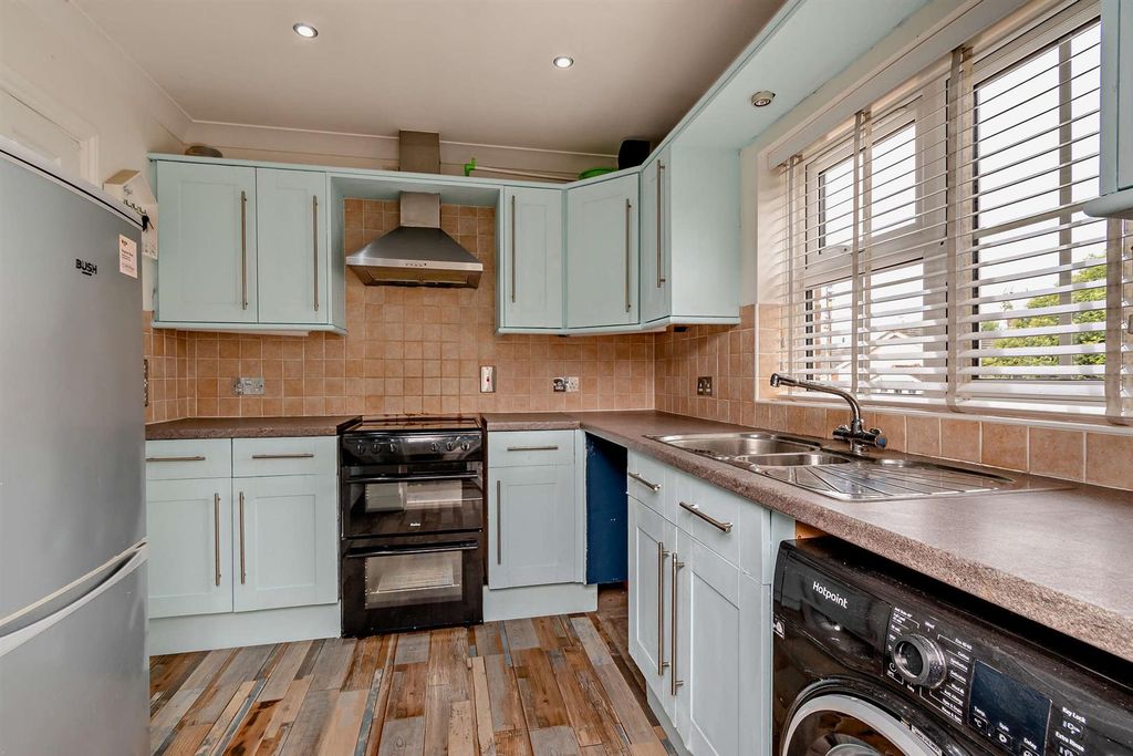 Property photo 2 of 17 8700224-Interior05-800.Jpg