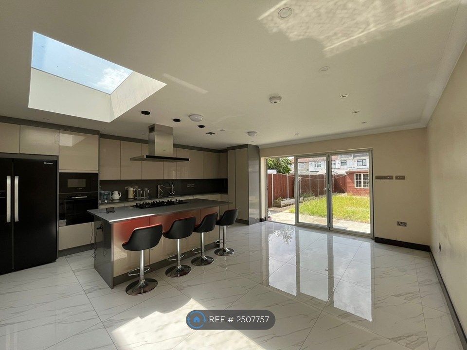 Property photo 2 of 11 Kitchen
