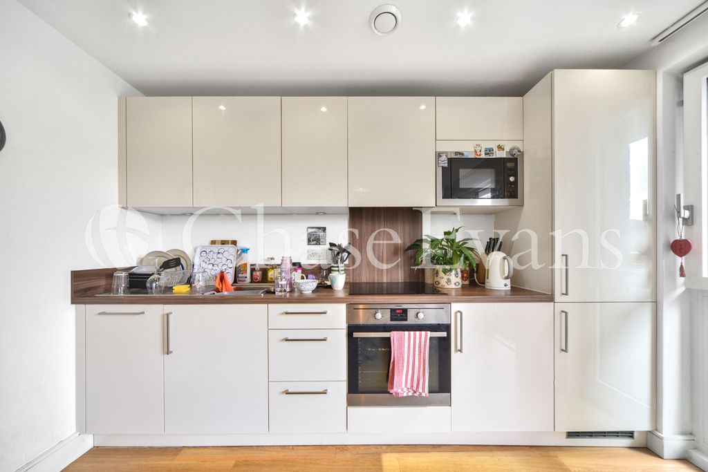 Property photo 3 of 19 Kitchen