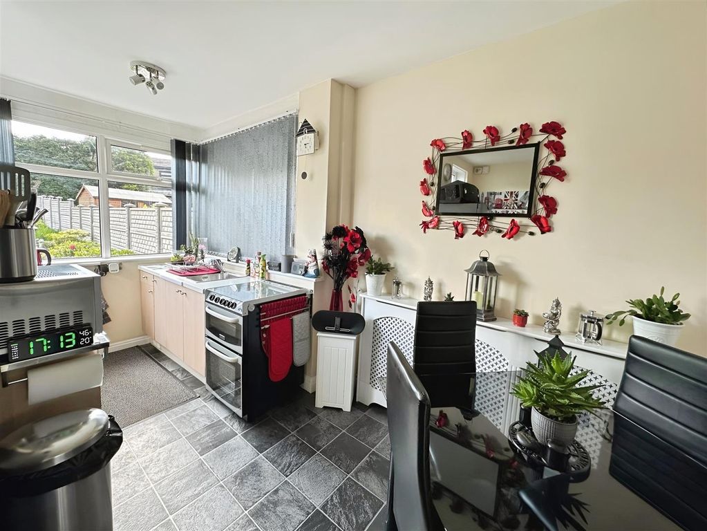 Property photo 3 of 34 Dining Kitchen