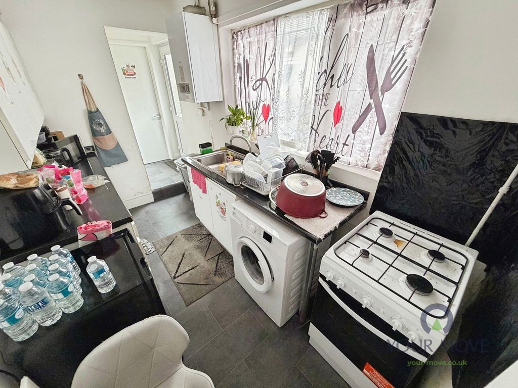 Property photo 3 of 9 Kitchen
