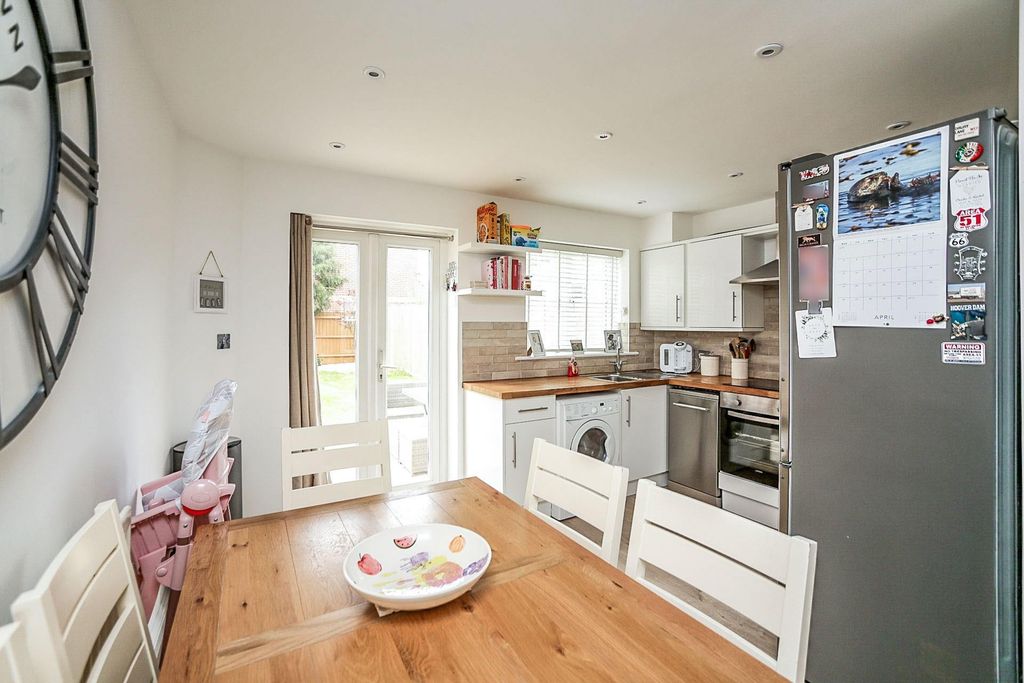 Property photo 3 of 11 Kitchen