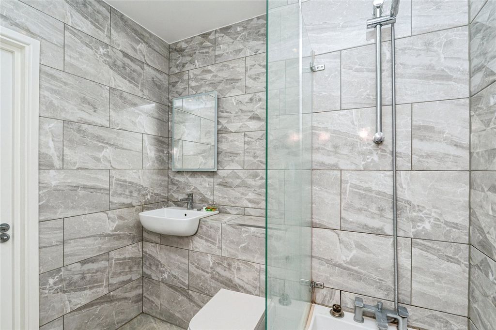 Property photo 3 of 19 Bathroom