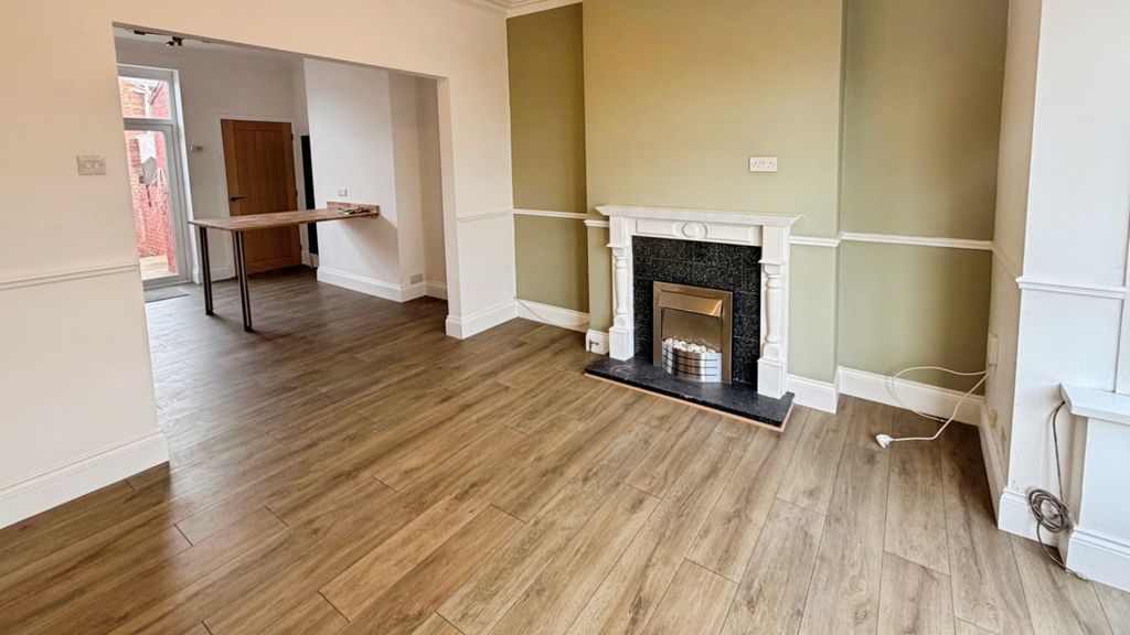 Property photo 3 of 15 Lounge