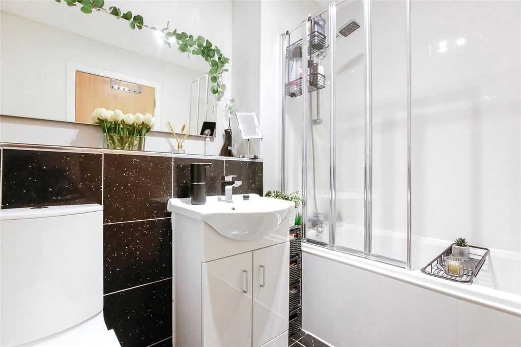 Property photo 3 of 19 Bathroom