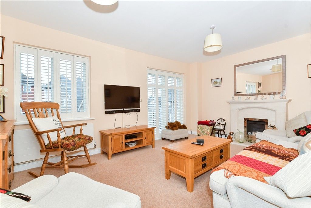 Property photo 3 of 17 Lounge