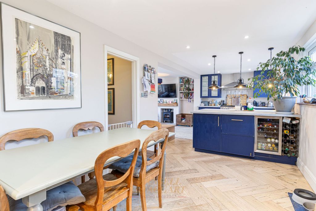 Property photo 2 of 31