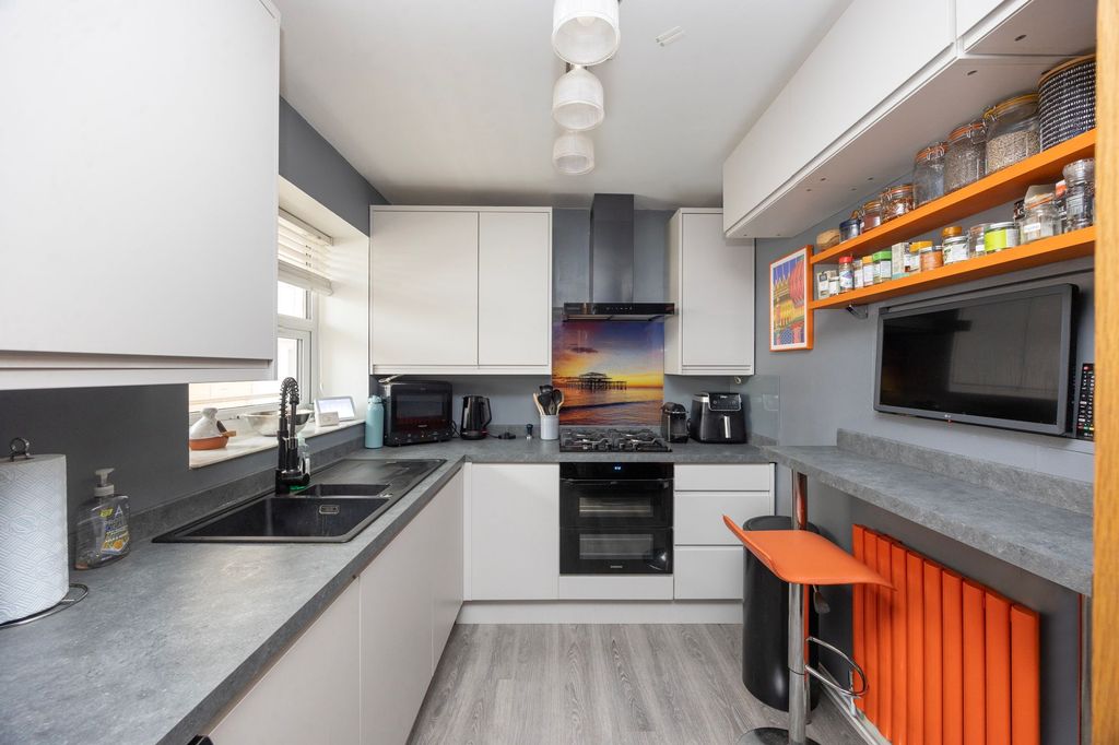 Property photo 3 of 30