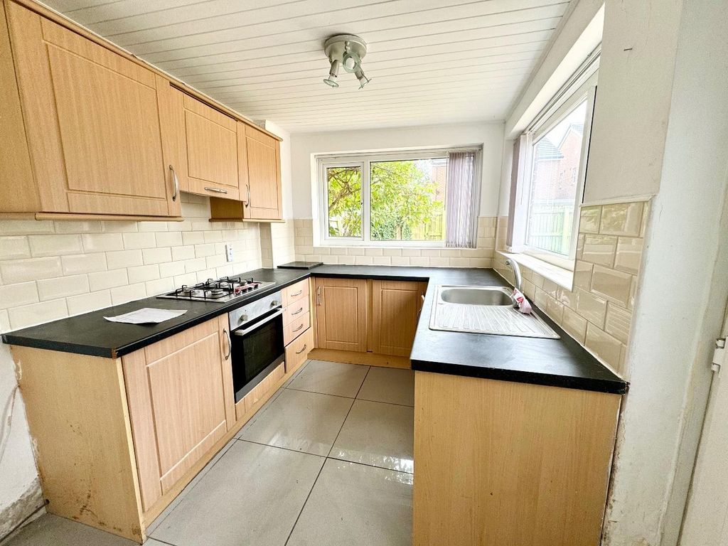 Property photo 3 of 7 Kitchen