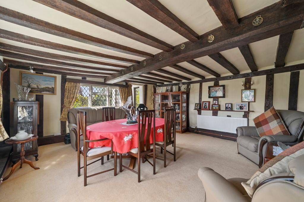 Property photo 3 of 17 Pt-TV-Tudorcottage-18