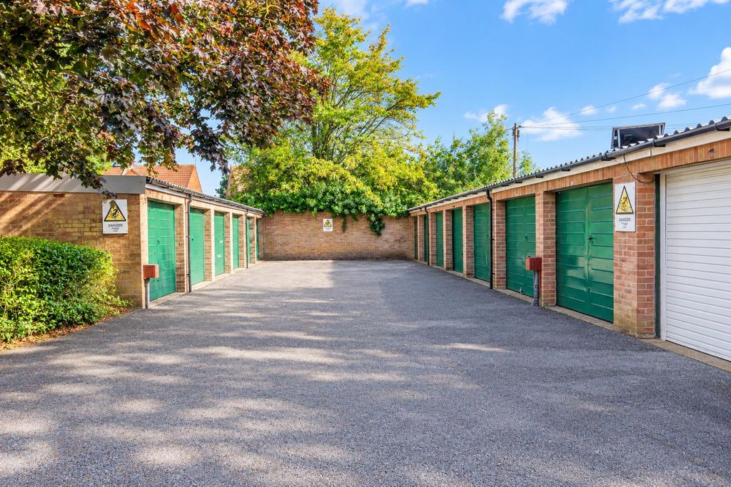 Property photo 3 of 5 Garages Rh-3.Png