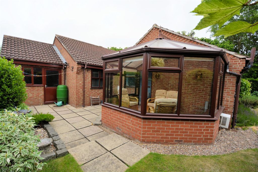 Property photo 3 of 16 Conservatory