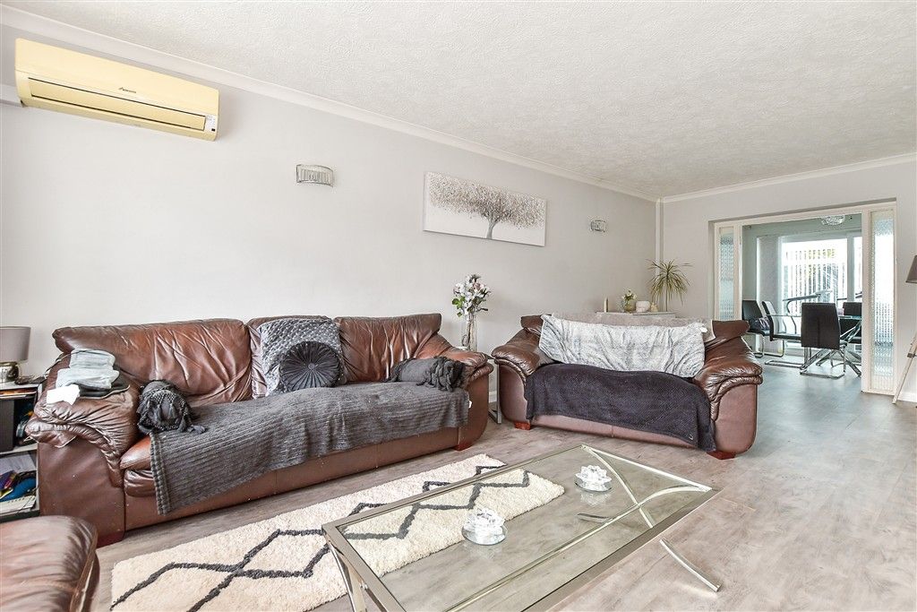 Property photo 3 of 13 Lounge