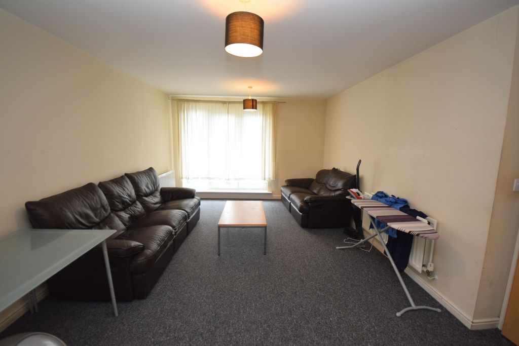 Property photo 3 of 8 Lounge