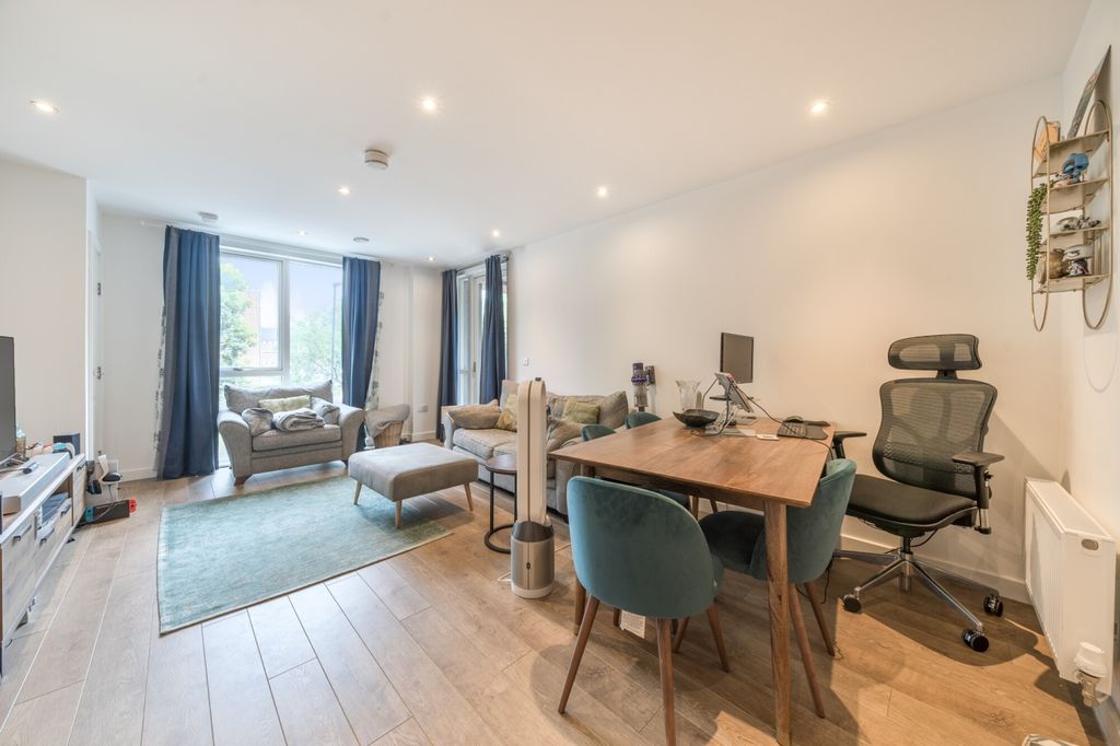 Property photo 3 of 14 1329577-3-6881075...