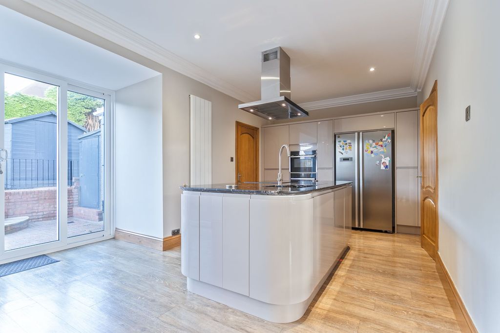 Property photo 3 of 26