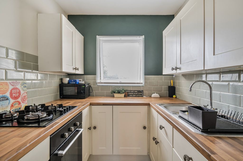 Property photo 3 of 16 1374279-12-690cc1...