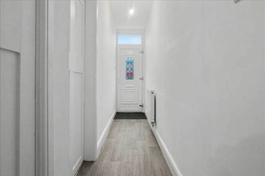 Property photo 2 of 16 Entrance Hallway