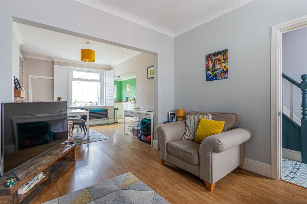 Property photo 3 of 15 Hawthorn Road East 7-5.Jpg