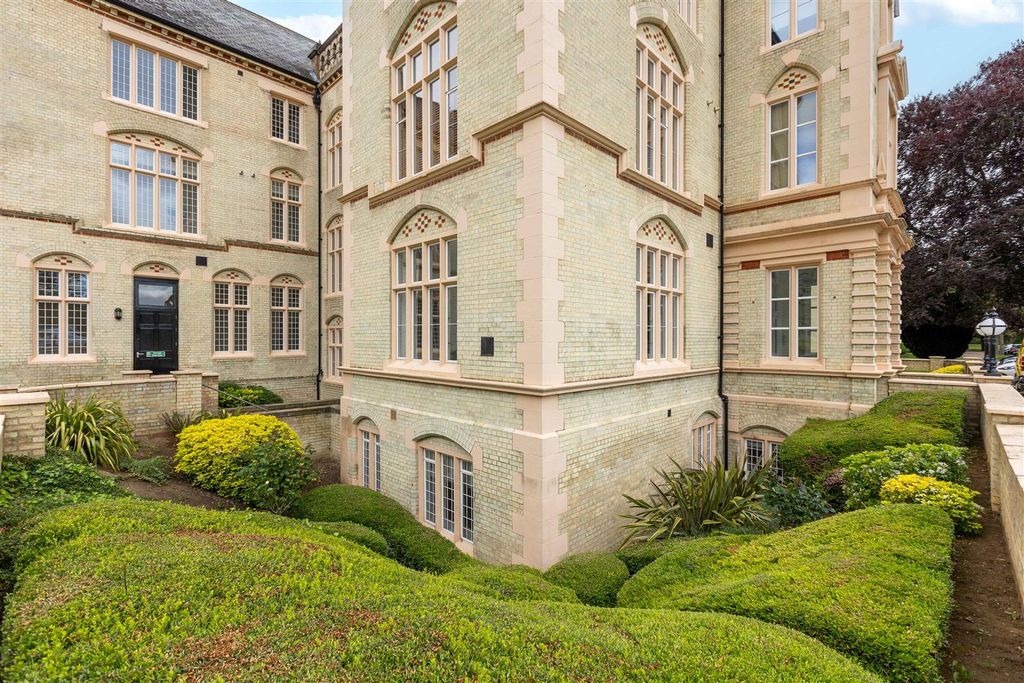 Property photo 1 of 16 Luxury Apartment