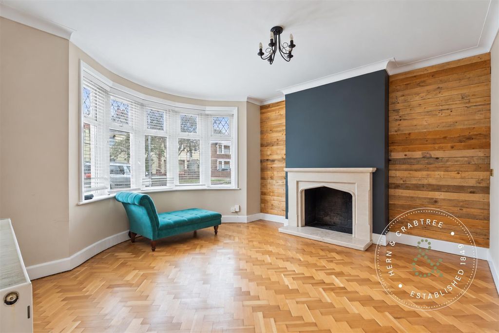 Property photo 2 of 22 Bright Neutral Living Room With Teal Chaise.Jpg
