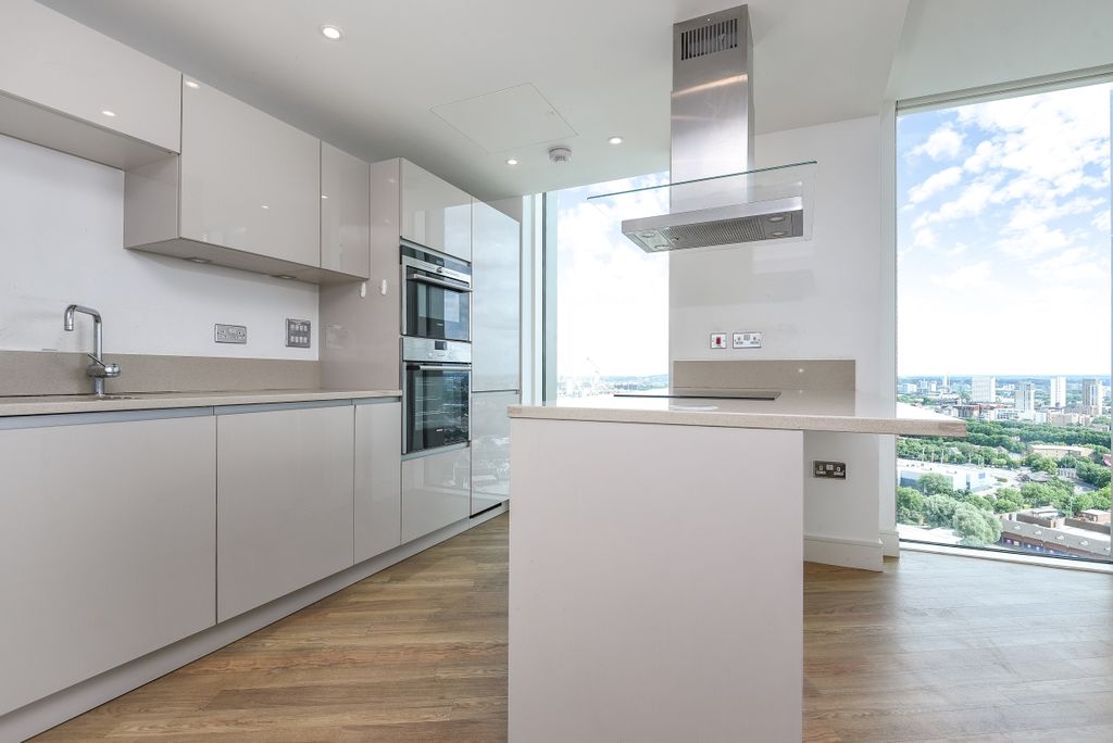 Property photo 2 of 12 Kitchen