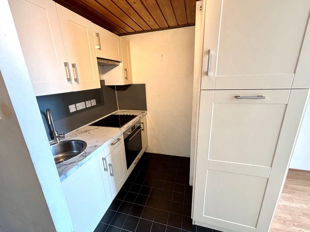 Property photo 3 of 18 Kitchen