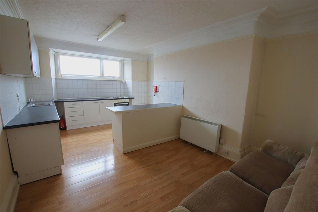 Property photo 3 of 8 Kitchen Diner