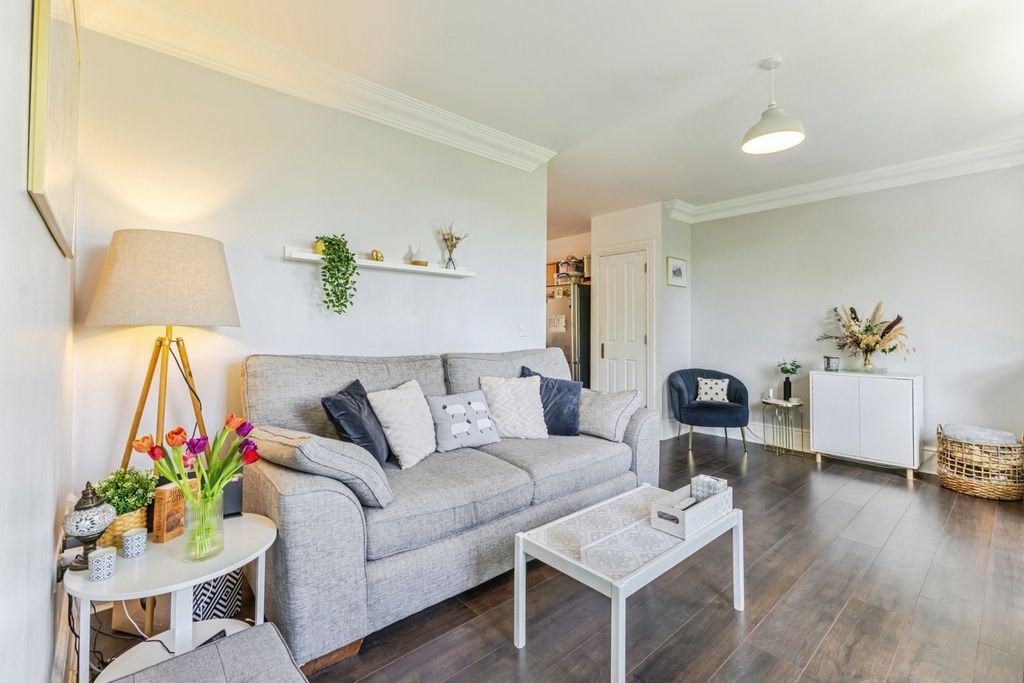 Property photo 3 of 15 Lounge