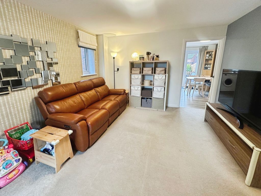 Property photo 3 of 19 Lounge